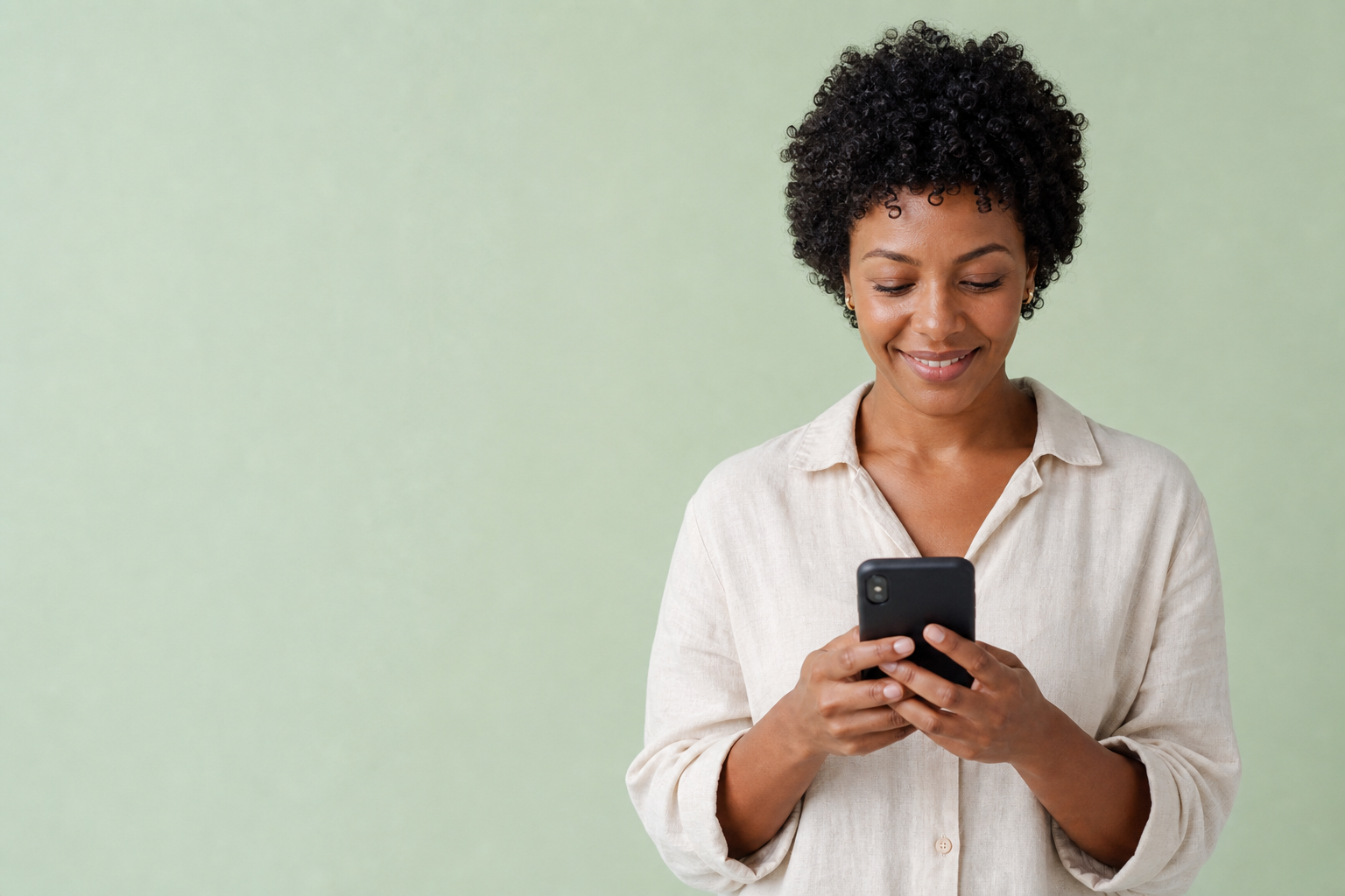 Cena ilustrativa de uma mulher sorrindo enquanto usa o celular